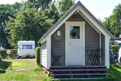 Die Campinghütte ANNIKA ist ein kleines aber feines Ferienhäuschen im skandinavischen Stil.