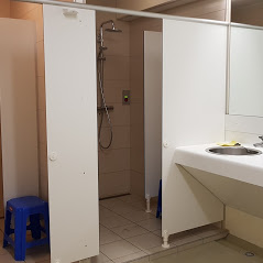 eine saubere duschkabine