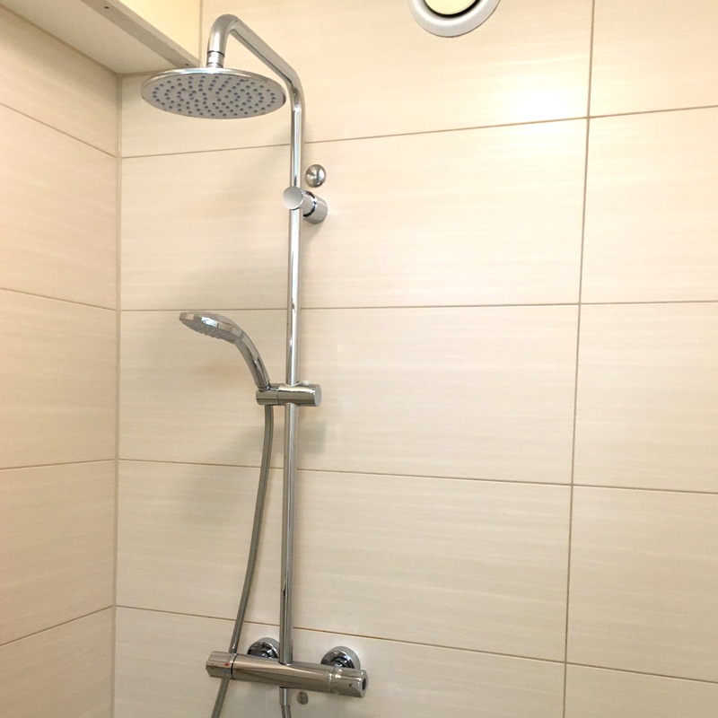 moderen große duschkabinen im sanitärbereich