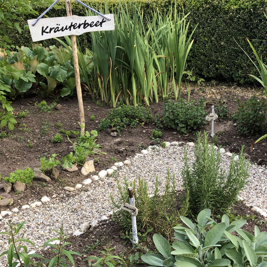 unser kräuterbeet für die gäste