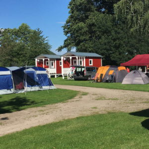 zelte und skandinavische ferienhäuser