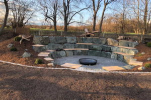 gemütliche feuerstelle mit feuerschale