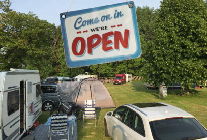 Der Campingplatz Drei gleichen ist wieder offen. Platzansicht mit einem "Open" Schild.
