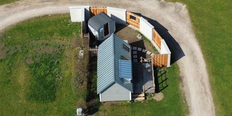 Luftaufnahme der Ferienhütte Annika mit privater Sauna.